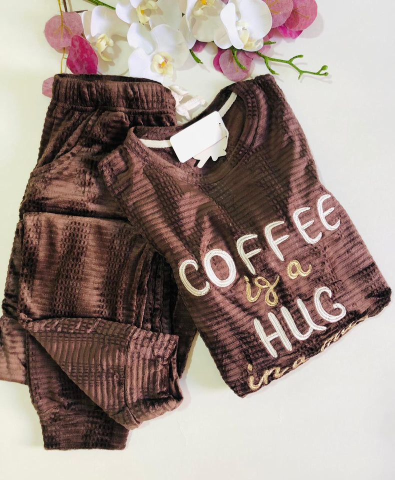 "Pyjama en Velours Marron - Confort et Élégance pour des Soirées Cocooning"
