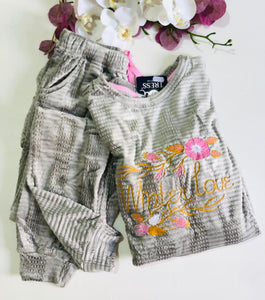 Pyjama en Velours Gris - Élégance et Confort pour vos Soirées Cocooning"