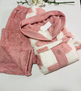 Ensemble Pyjama Polaire Rose avec Peignoir à Capuche – Élégance et Douceur Hivernale 🌸❄️