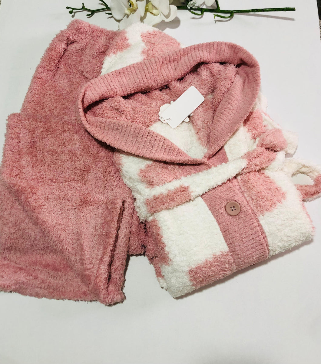 Ensemble Pyjama Polaire Rose avec Peignoir à Capuche – Élégance et Douceur Hivernale 🌸❄️