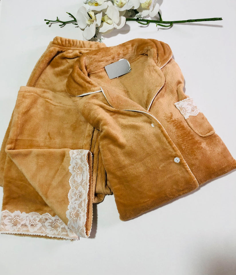 Ensemble Pyjama Polaire Beige avec Détails en Dentelle – Élégance et Douceur 🌟❄️