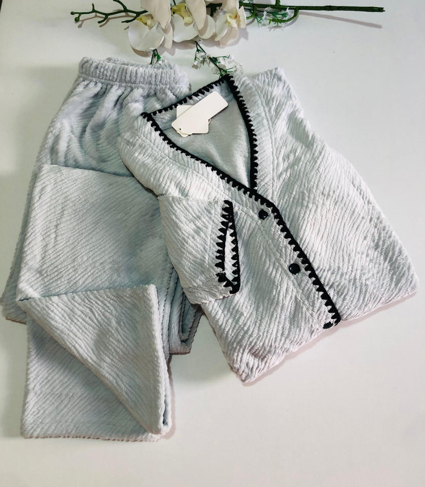 Ensemble Pyjama Polaire Gris Perle avec Bordures Noires – Élégance et Douceur ✨❄️