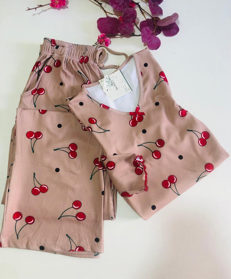 🍒 Pyjama Femme Chic & Confort – Motif Cerises 🍒