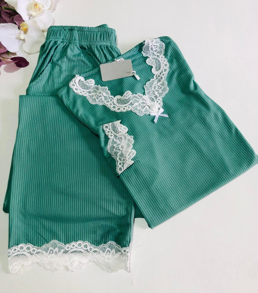Pyjama Femme Élégance Satinée - Vert Émeraude & Dentelle Blanche