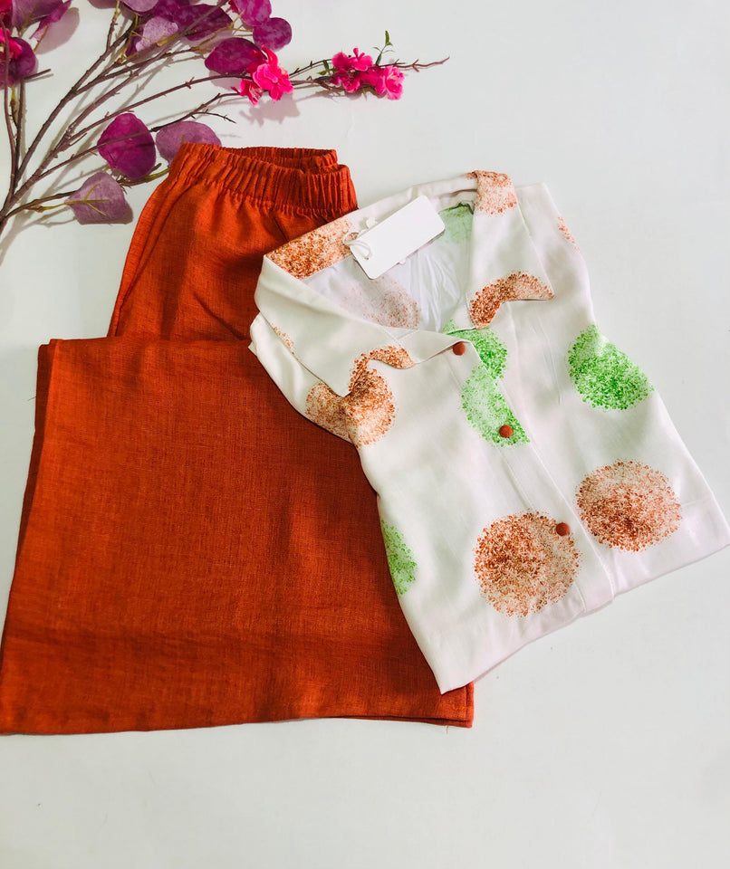 🌙 Pyjama Femme Deux Pièces – Pantalon Brique & Haut à Motifs Pastel