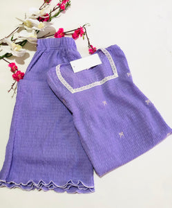 💜 Pyjama Femme Lilas – Tissu Gaufré &; Dentelle Élégante