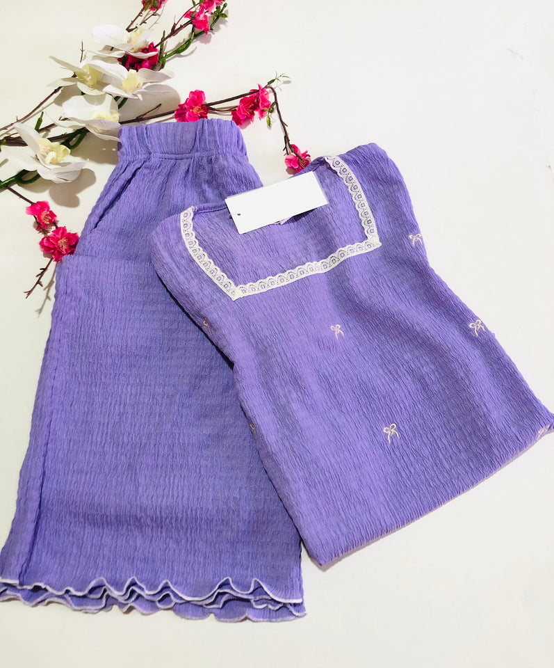 💜 Pyjama Femme Lilas – Tissu Gaufré &; Dentelle Élégante