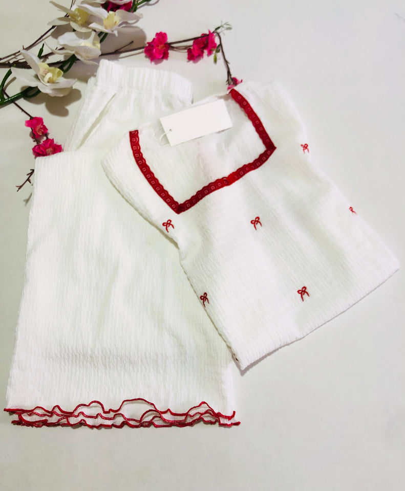 🤍 Pyjama Femme Blanc Élégant – Détails Rouges &amp; Tissu Gaufré