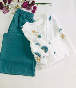 Pyjama Femme Chic – Haut Blanc Brodé Bleu &amp; Pantalon Vert Émeraude | Tissu Rayon Ultra Doux