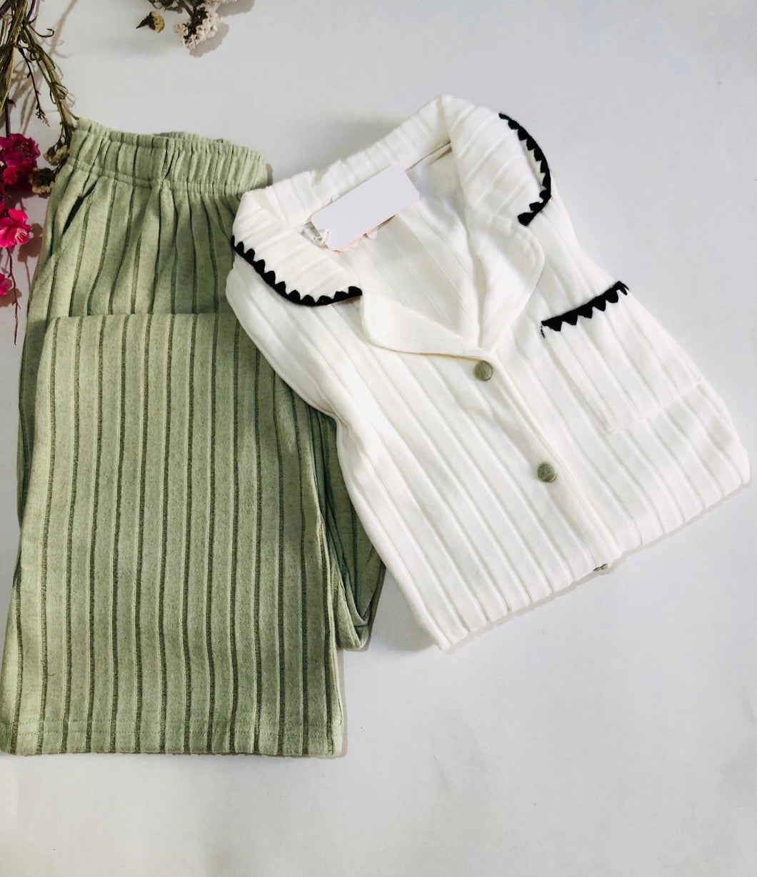 🌙 Pyjama Femme en Tissu Tricoté Doux – Look Chic et Confort Absolu 💫