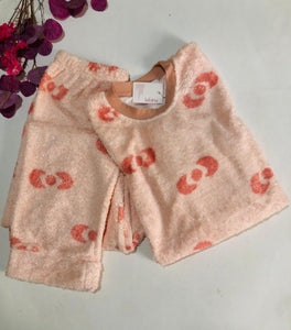 🌸 Pyjama Femme en Polaire – Rose Pêche Motifs Cœurs ❄️