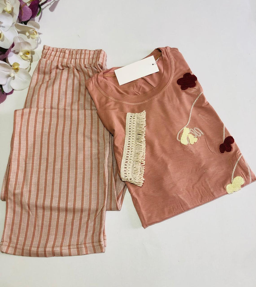 Pyjama Femme Rose Poudré Brodé – Élégance & Confort 🌸✨