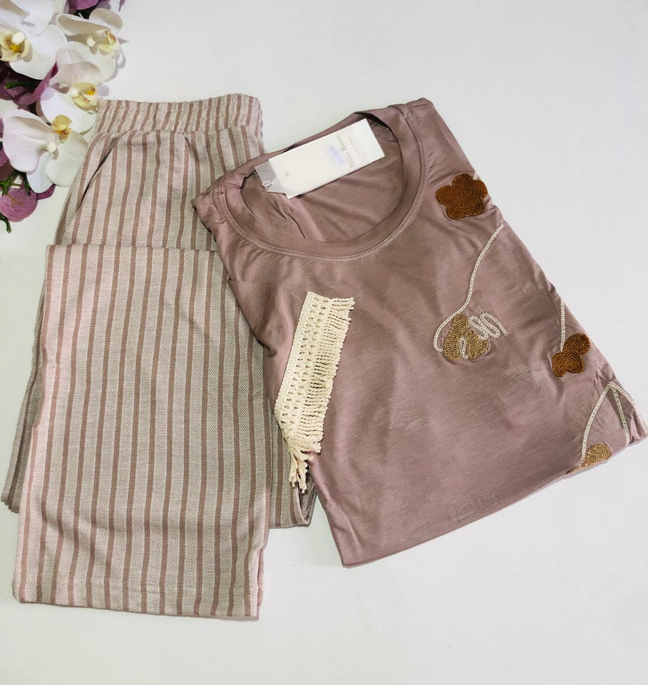 Pyjama Femme Rose Poudré Brodé – Élégance & Confort 🌸✨