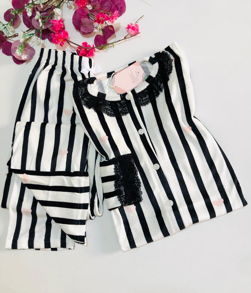 🖤 2. Pyjama velours noir et blanc – Élégance intemporelle