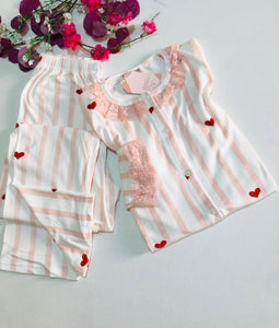 🌸 1. Pyjama velours rose poudré et blanc – Douceur romantique