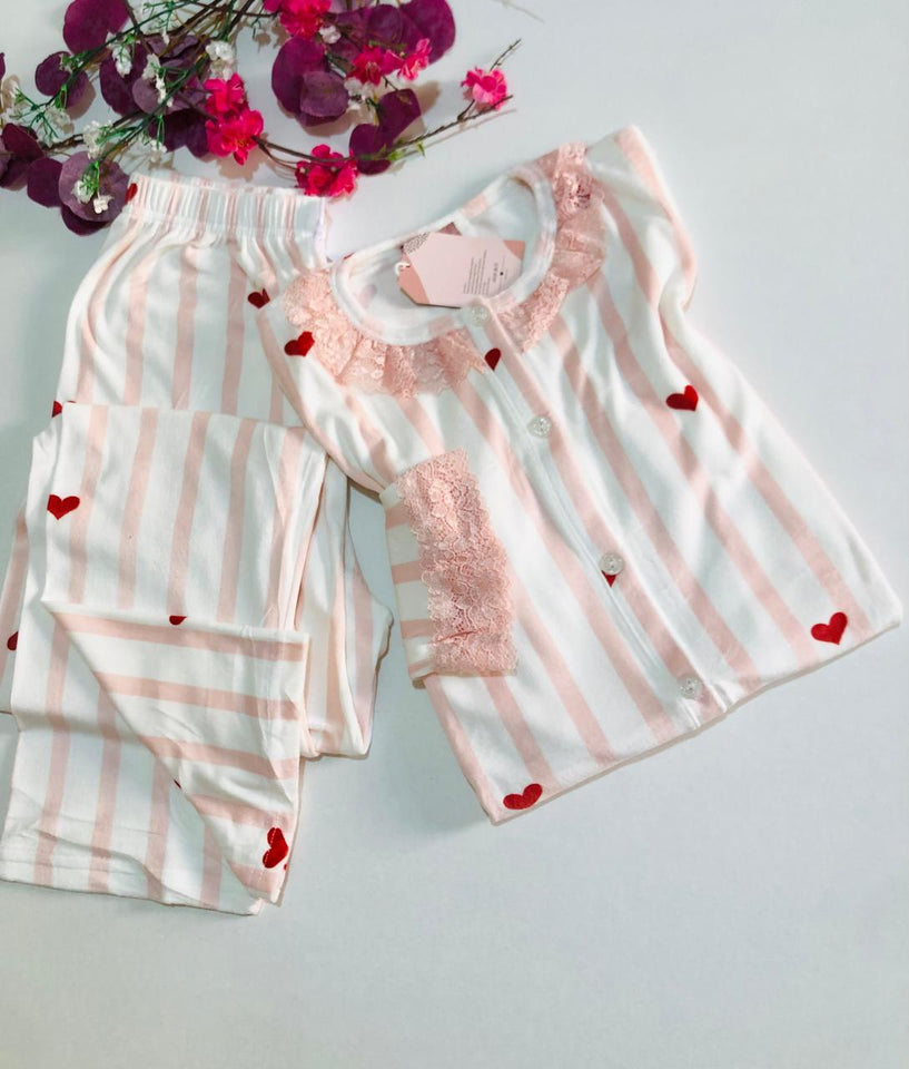 🌸 1. Pyjama velours rose poudré et blanc – Douceur romantique