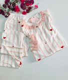 🌸 1. Pyjama velours rose poudré et blanc – Douceur romantique