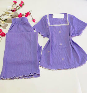 💜 Pyjama Femme Lilas – Tissu Gaufré &; Dentelle Élégante