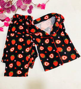 🖤 Pyjama Femme Noir Imprimé Fraises & Cœurs – Élégance et Confort