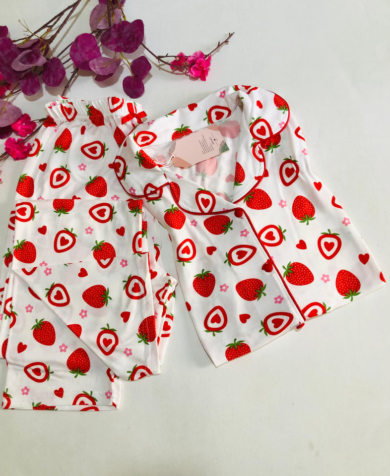 🍓 Pyjama Femme Imprimé Fraises & Cœurs – Douceur et Style pour Vos Nuits