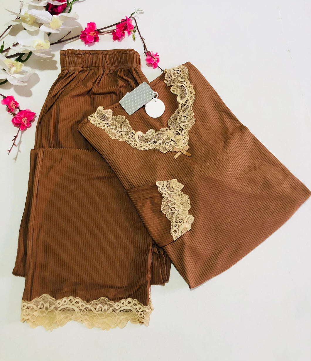 Pyjama Femme à Manches Longues avec Dentelle – Élégance et Douceur