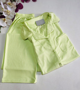 Pyjama Femme Élégance & Confort – Vert Satiné