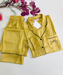 ✨ Pyjama Femme Satin de Soie – Élégance en Jaune ✨